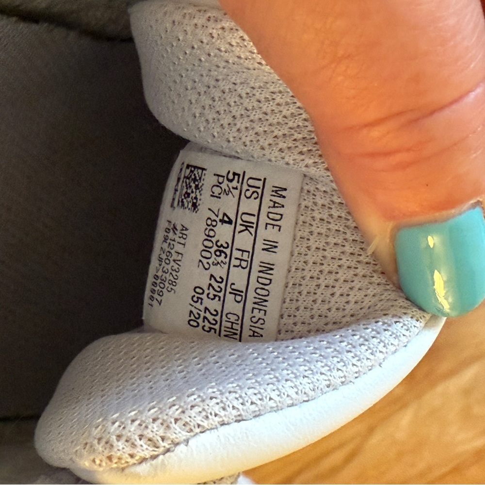 Adidas Classic White Lace-Up Sneakers - Picture 6 of 6